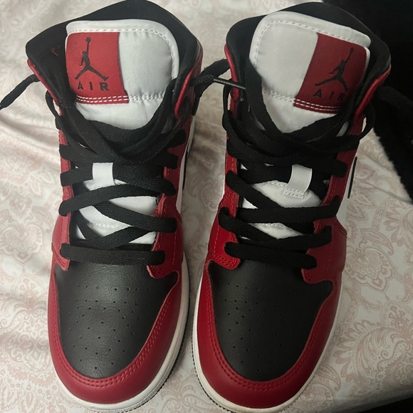 Jordan 1 Mid GS 5.5y Chicago Black Toe - Picture 4 of 4